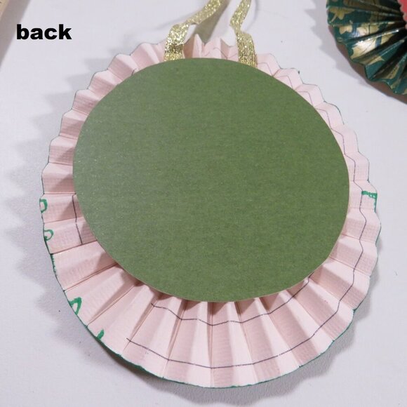 Victorian Christmas 3-D Rosettes large (20) collection - Picture 15 of 16